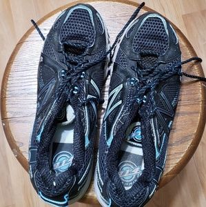 New Balance tennis shoes